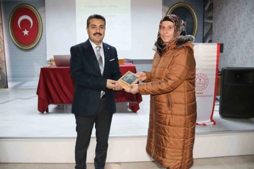 Sivas’ta veliler &quot;Ebeveyn Okulu&quot; kursuna katıldı
