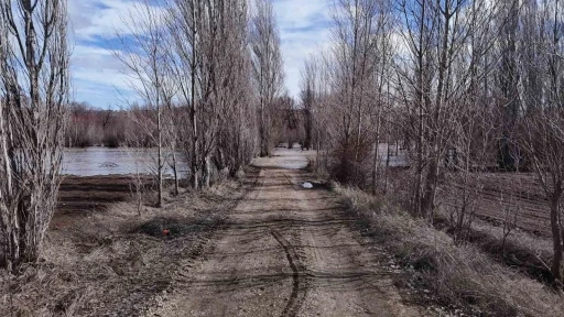 Sivas&rsquo;ta yağan kar eridi, k&ouml;y yolu tamamen su altında kaldı
