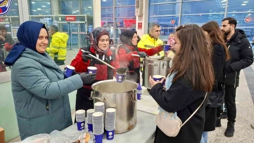 Sivas&rsquo;ta yoğun kar hayatı fel&ccedil; etti: Yolculara sıcak &ccedil;orba ikram edildi
