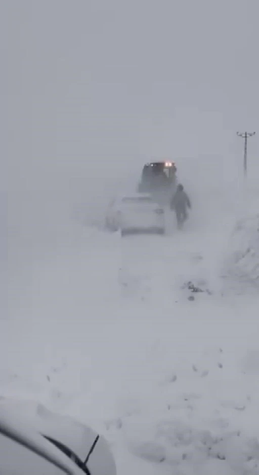 Sivas&rsquo;ta yoğun kar ve tipi nedeniyle bazı yollar ulaşıma kapatıldı
