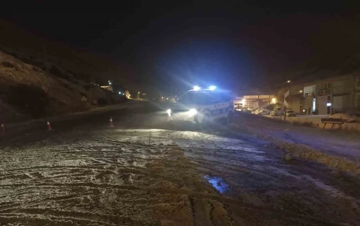 Sivas&rsquo;ta yoğun kar ve tipi nedeniyle Kayseri-Malatya kara yolu trafiğe kapatıldı
