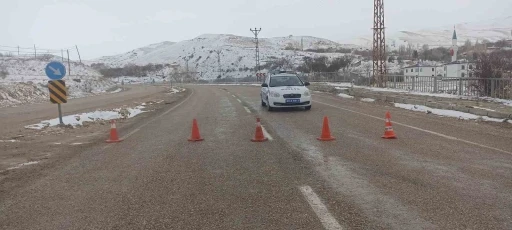 Sivas’ta yoğun kar yağışı ve tipi ulaşımda aksamalara neden oldu
