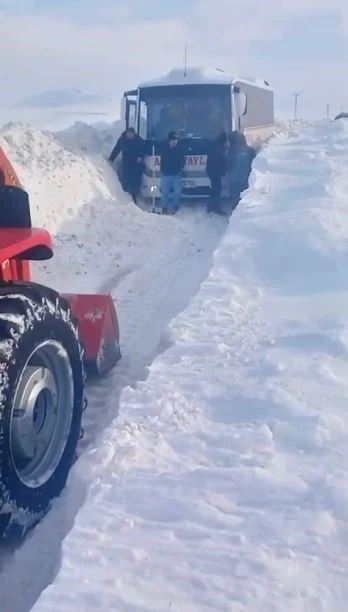 Sivas&rsquo;ta yolcu midib&uuml;s&uuml; kara saplandı, mahsur kalanları muhtar kurtardı
