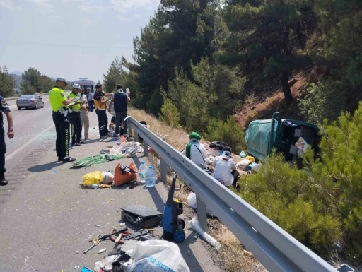 Sivas’ta yoldan çıkan minibüs takla attı: 13 yaralı
