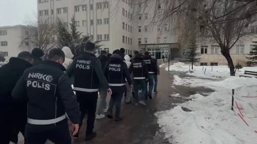 Sivas&rsquo;ta zehir tacirlerine operasyon: 7 kişi tutuklandı
