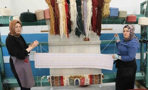 Sivas&rsquo;tan TBMM&rsquo;ye taşınmıştı, 103 yıllık tarihi miras, ilmek ilmek dokunarak tekrar hayat buluyor
