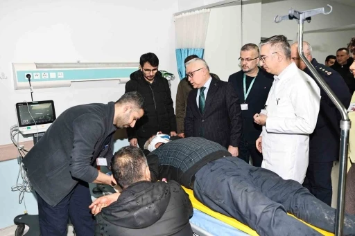 Sivas Valisi, servis kazasında yaralanan &ouml;ğrencileri ziyaret etti
