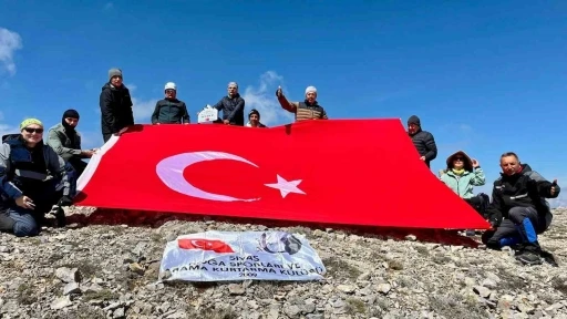 Sivaslı dağcılar 2 bin 211 metrede T&uuml;rk bayrağı a&ccedil;tı
