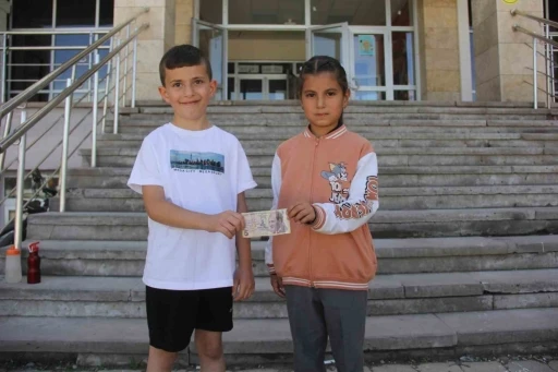 Sivaslı minik öğrenci paranın üzerindeki yazının izini sürerek sahibine ulaştı
