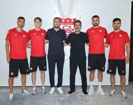 Sivasspor 4 futbolcuyu kadrosuna kattı
