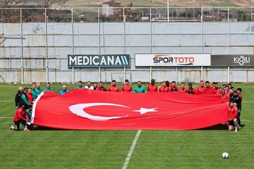Sivasspor antrenmanda dev Türk bayrağı açtı
