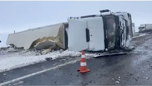 Siverek-Şanlıurfa kara yolunda tır devrildi: Ulaşım tek şeritten sağlanıyor
