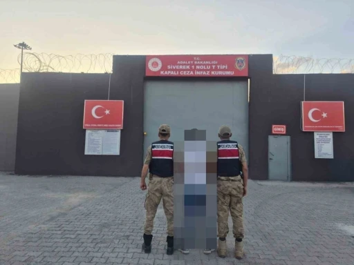 Siverek&rsquo;te 7 yıl 6 ay hapis cezasıyla aranan şahıs yakalandı
