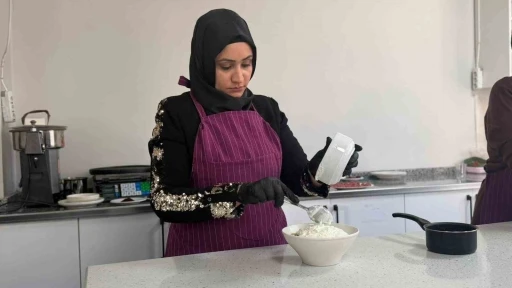 Siverek&rsquo;te aş&ccedil;ılık kursuna giden kadınlar y&ouml;resel yemekler yapıp sofraları s&uuml;sl&uuml;yor
