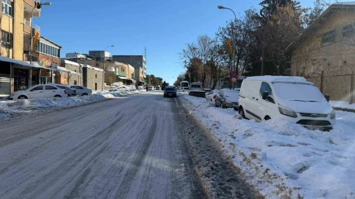Siverek&rsquo;te buz ve kar hayatı durdurdu
