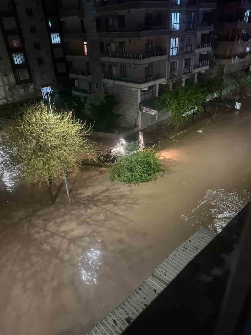 Siverek&rsquo;te dolu ve sağanak hayatı fel&ccedil; etti

