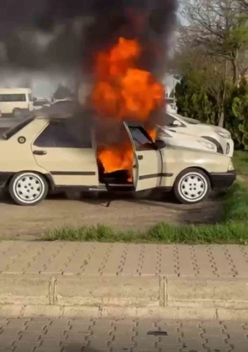 Siverek’te hastane otoparkında otomobiller alev aldı
