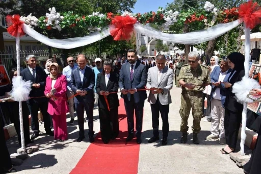 Siverek&rsquo;te hayat boyu &ouml;ğrenme haftasında el emeği &uuml;r&uuml;nler sergilendi
