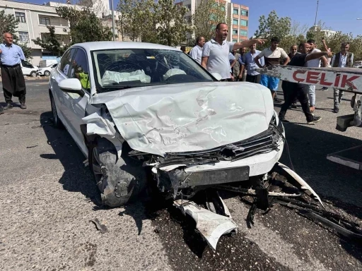 Siverek’te iki otomobil kafa kafaya çarpıştı: 1 ölü, 4 yaralı
