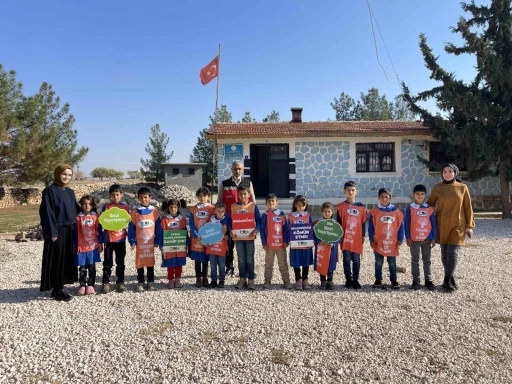 Siverek’te köy okulu öğrencilerine ağaç sevgisi ve çevre bilinci eğitimi
