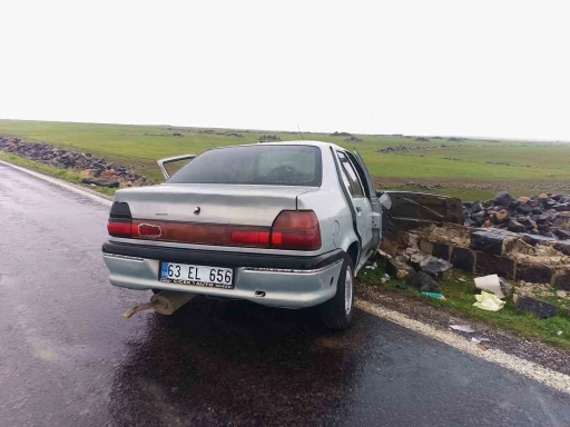Siverek&rsquo;te otomobil k&ouml;pr&uuml; duvarına &ccedil;arptı: 5 yaralı

