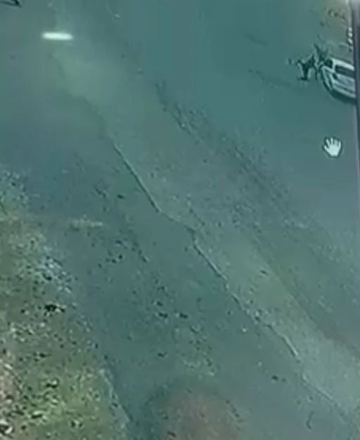 Siverek’te otomobilin yayalara çarptığı an güvenlik kamerasında
