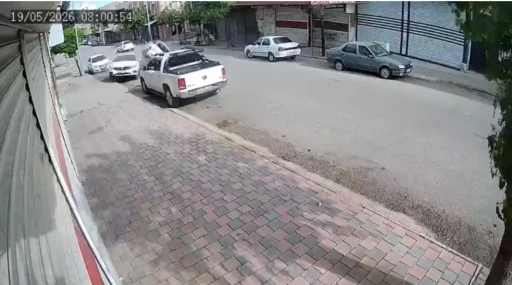 Siverek&rsquo;te park halindeki araca &ccedil;arpan otomobil yan yattı
