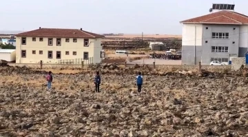 Siverek’te törene geç kalan 3 öğrenci İstiklal Marşı okununca saygı duruşunda bulundu
