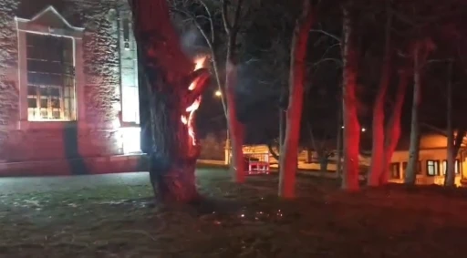 Sivrihisar Tarihi Ermeni Kilisesi &ouml;n&uuml;ndeki tarihi ağa&ccedil; ateşe verildi
