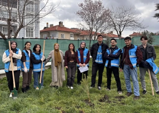 Sivrihisar Yurdu bah&ccedil;esinde fidanlar toprakla buluştu
