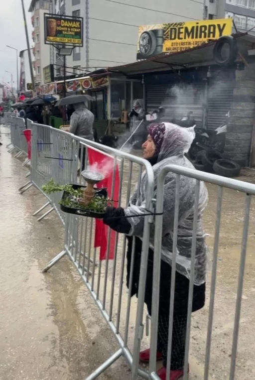 Slogan atmak isterken kendini yakan kadın, &lsquo;abla yanıyorsun&rsquo; uyarısına aldırış etmedi
