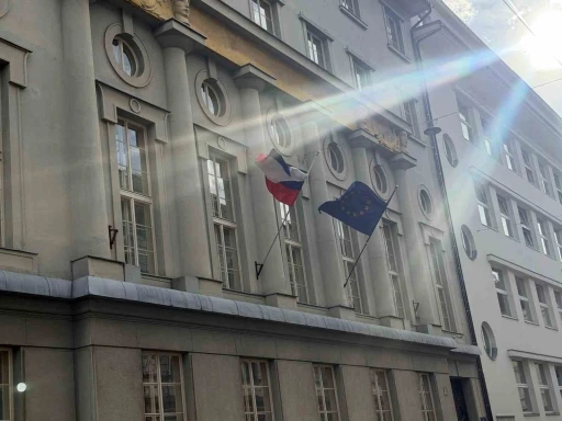 Slovenya&rsquo;da İsrail yanlısı yeni h&uuml;k&uuml;met, g&ouml;reve gelir gelmez Filistin bayrağını indirdi
