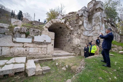 Smyrna Tiyatrosu gün yüzüne çıkıyor
