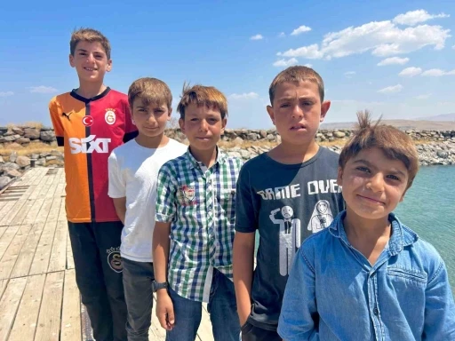 Sodalı Van Gölü çocukların saçlarını sarıya boyuyor
