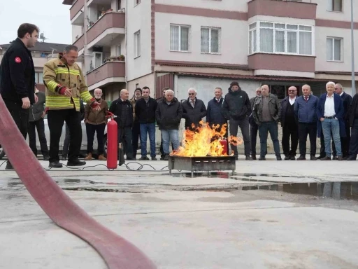 Şof&ouml;rler yangın t&uuml;p&uuml; ile yangını s&ouml;nd&uuml;rd&uuml;
