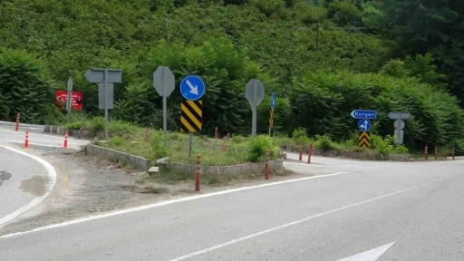 Şof&ouml;rlerin kafasını karıştırıyordu: Kavşaktaki tabela sayısı 29&rsquo;dan 19&rsquo;a d&uuml;ş&uuml;r&uuml;ld&uuml;
