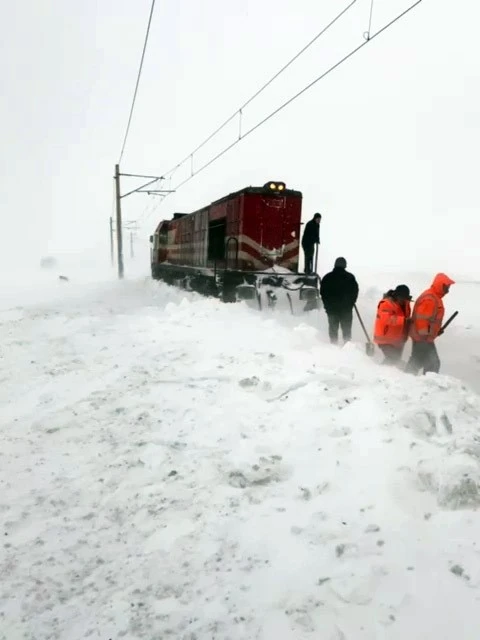 Soğuk hava ve kar yağışı demiryolu ulaşımını da olumsuz etkiledi
