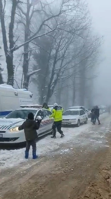 Soğuk havada sıcak g&ouml;r&uuml;nt&uuml;ler: Jandarma &ccedil;ocuklarla kar topu savaşı yaptı
