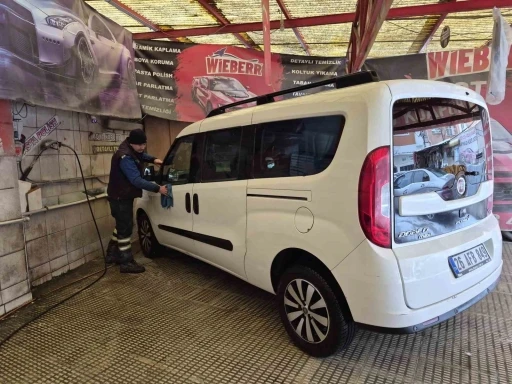 Soğuk havalar oto yıkamacılarda işleri durdurdu
