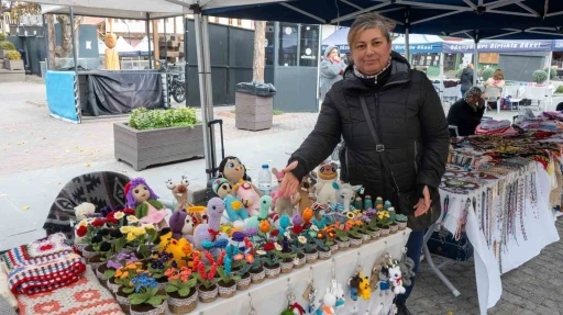 Soğuk havayı el emeği çiçekleriyle ısıtıyor
