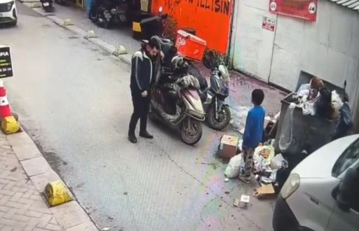 Soğukta &uuml;ş&uuml;yen &ccedil;ocuğa ceketini &ccedil;ıkarıp veren kurye kameraya yansıdı
