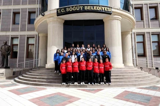 S&ouml;ğ&uuml;t Spor Voleybol Takımı&rsquo;nı makamında kabul etti
