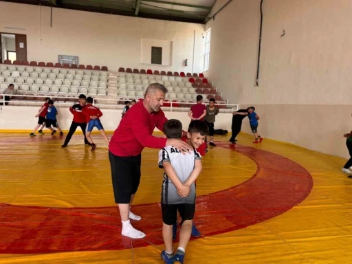 Söğüt’te güreş rüzgarı esti minik yiğitler minderde
