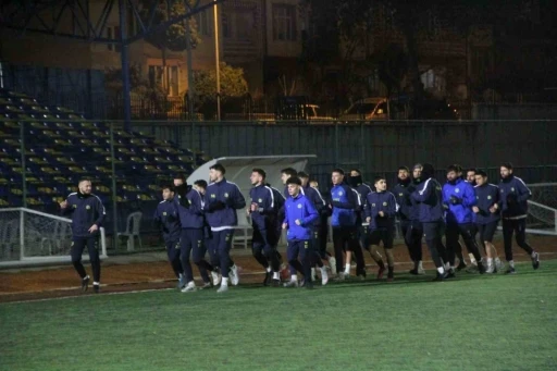 S&ouml;ğ&uuml;tspor&rsquo;da Teknik Direkt&ouml;r Savaş Akg&uuml;n ilk antrenmanına &ccedil;ıktı
