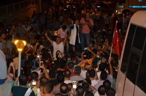 Sokağa &ccedil;ıkma yasağını hi&ccedil;e saydılar, darbecilere ge&ccedil;it vermediler
