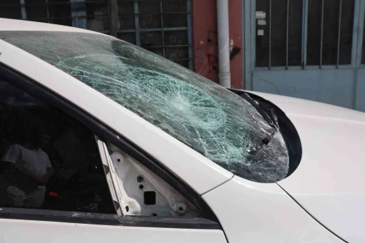 Sokağa park ettiği milyonluk otomobilini komşusu par&ccedil;aladı
