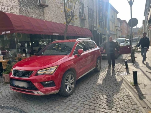 Sokak ortasına otomobilini bırakıp işlerini halletmeye gitti
