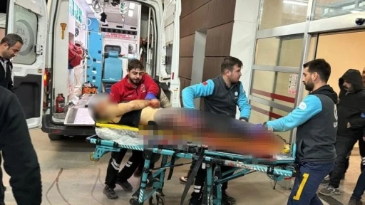 Sokak ortasında bı&ccedil;aklanarak ağır yaralandı
