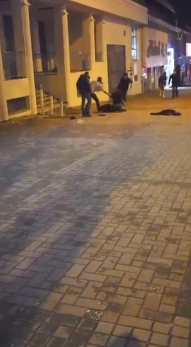 Sokak ortasında iki gen&ccedil; &ccedil;akıyla birbirini yaraladı
