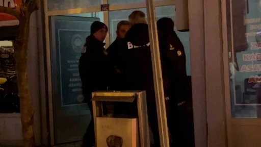 Sokak ortasında karısıyla kavga eden alkoll&uuml; şahıs g&ouml;zaltına alındı

